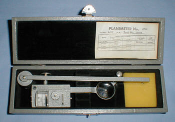 Planimeter in der Schatulle (gr&ouml;&szlig;eres Bild 84k)