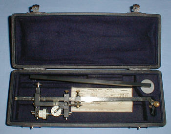 Planimeter in der Schatulle (gr&ouml;&szlig;eres Bild 85k)