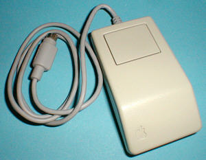 Apple ADB Mouse: Draufsicht (gr&ouml;&szlig;eres Bild 67k)