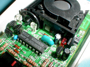 Apple ADB Mouse: Detail: Schaltung and encoder (gr&ouml;&szlig;eres Bild 98k)