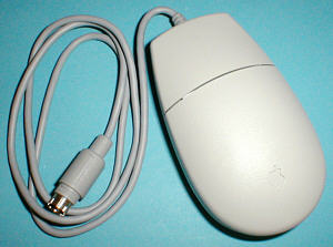 Apple ADB Mouse II: Draufsicht (gr&ouml;&szlig;eres Bild 66k)