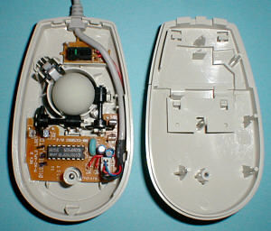 Apple ADB Mouse II: ge&ouml;ffnet (gr&ouml;&szlig;eres Bild 80k)