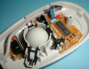 Apple ADB Mouse II: detail: circuitry (click for larger image, 81k)