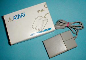 Atari STM 1: mit Schachtel (gr&ouml;&szlig;eres Bild 65k)