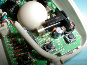 Genius GM-D 320: Detail: optischer Encoder (gr&ouml;&szlig;eres Bild 74k)