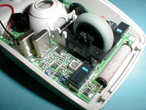 Microsoft Cordless Wheel Mouse Serial and PS/2 Compatible: detail: circuitry with transmission coil (click for larger image, 84k)