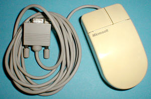Microsoft Serial Mouse: Draufsicht (gr&ouml;&szlig;eres Bild 62k)