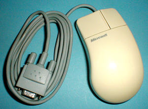 Microsoft Serial Mouse: Draufsicht (gr&ouml;&szlig;eres Bild 72k)