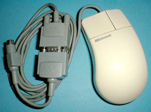 Microsoft Serial-Mouse Port Compatible Mouse: Draufsicht (gr&ouml;&szlig;eres Bild 67k)