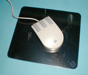 Sun Microsystems Type 5: die Maus auf ihrem speziellen Mousepad (gr&ouml;&szlig;eres Bild 66k)